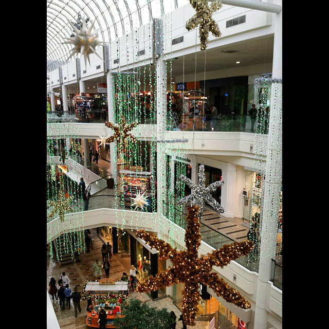 Deck the malls. #christmas #southbay #galleria #mall #whyohwhydidigotheretoday