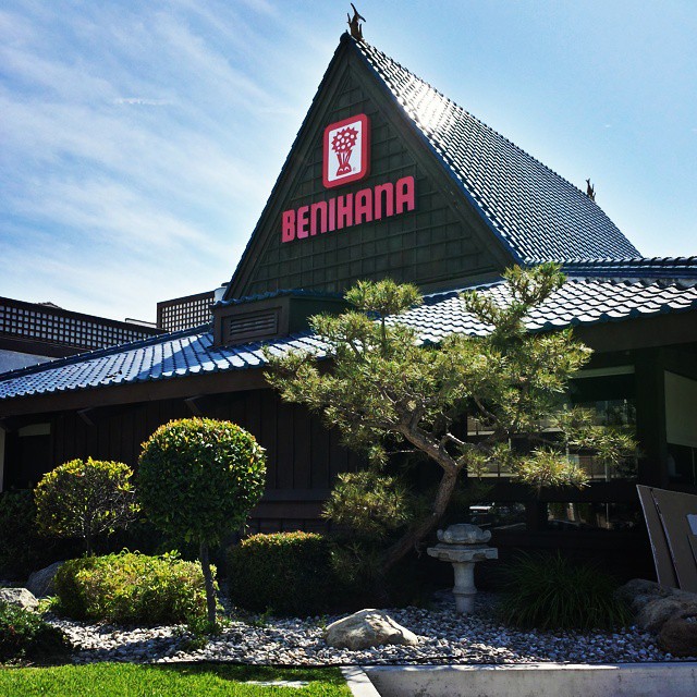 Every time I’ve tried to reserve at the Torrance Benihana, it’s been booked several days ahead. (But not other locations in the LA area, oddly enough.) Alas, the kiddo was not impressed with teppan. Except the onion volcano. #torrance #benihana #restaurant #backlit