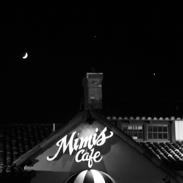 Crescent moon, Jupiter and Venus above Mimi’s Cafe. #moon #jupiter #venus #nightsky #mimiscafe