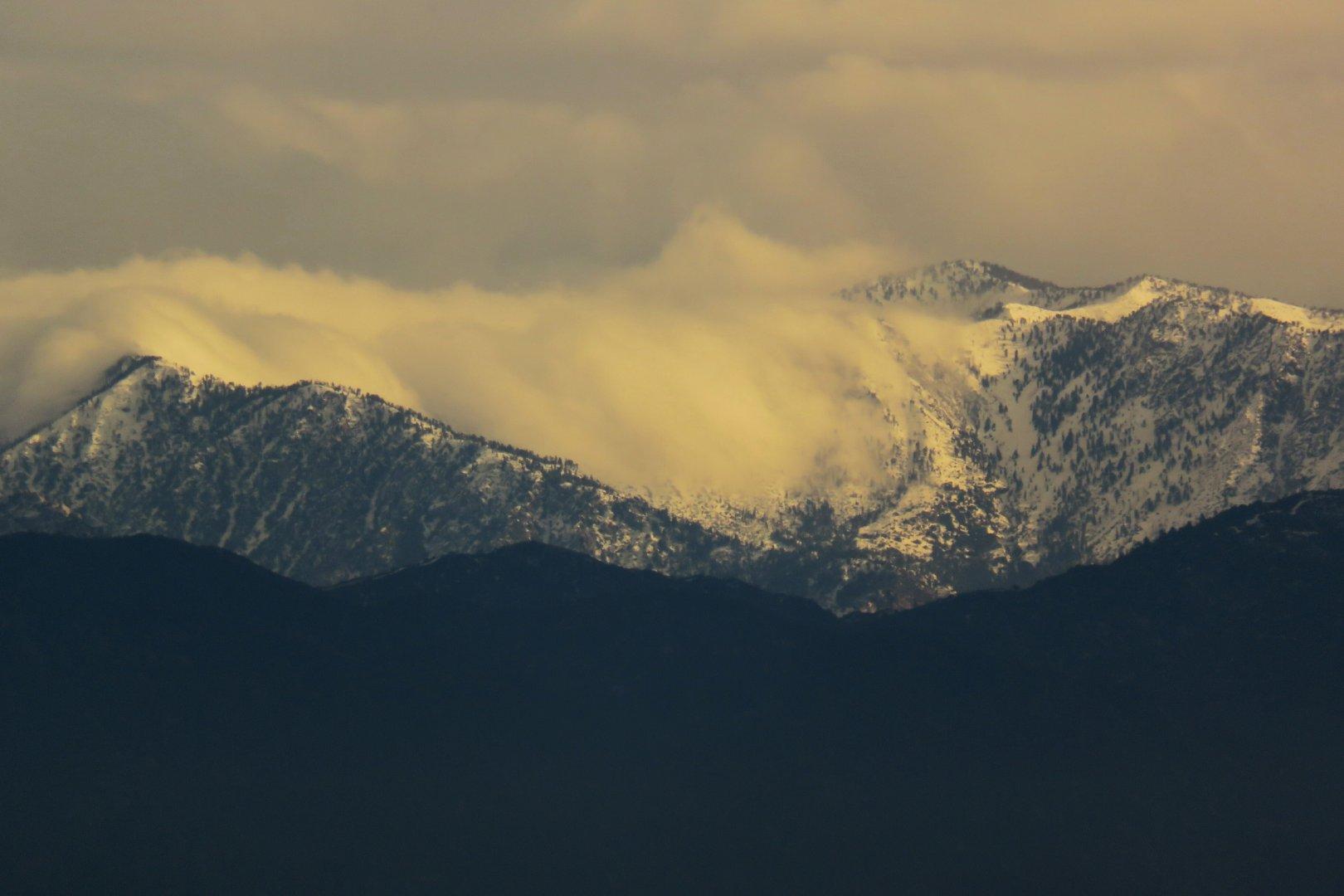 Clouds flow over the snow-covered #SanGabrielMountains above #LosAngeles this morning. We've had a decent amount of rain this December, and snow in the mountains, leading to hopes for a wet winter and enough water to store for next summer. Oh, and skiing for those who are into that sort of thing 😁